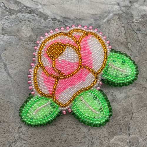 Beaded broach with rose pattern